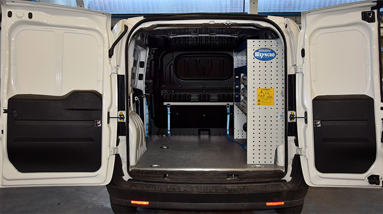 Doblo med väggmonterad förvaringsenhet med lastsäkringssystemet Syncro System