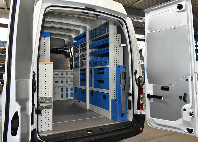 Opel Movano med Syncro System Ultra inredning och hopfällbar skruvstäd utan stöd