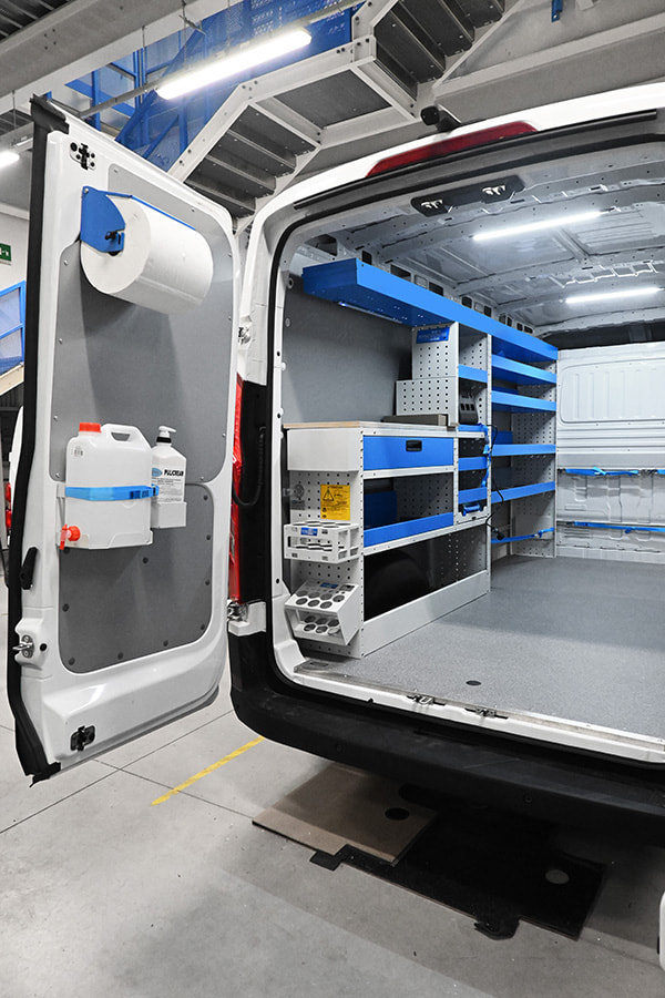 Arbetsbänk med lådor och tillbehör till Maxus från Syncro System