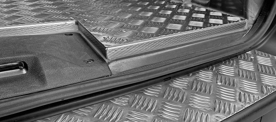 Detaljbild av golv i plywood och aluminium från Syncro System