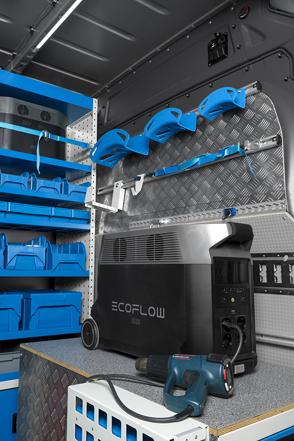 Ecoflow med verktyg i skåpbilen